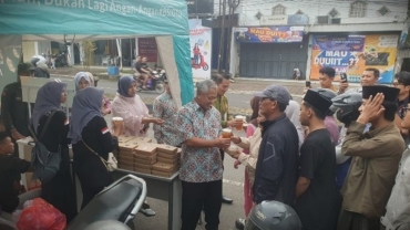 Sinergi Tanpa Batas: UKK KOPMA dan MENWA UIN Gus Dur Kawal Aksi "1.000 Takjil on The Road" Bersama MES Pekalongan