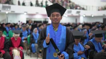 Lika-liku Perjalanan Mahasiswa UIN Gus Dur Berhasil Selesaikan Skripsi Menggunakan Smartphone   
