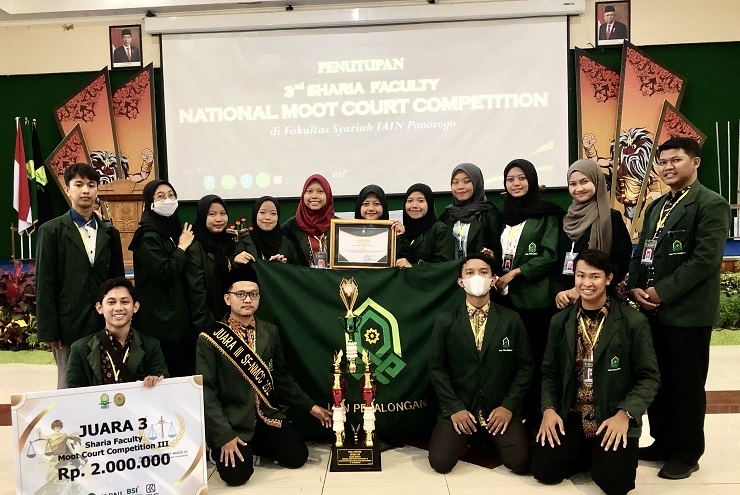 Kontingen Peradilan Semu Fakultas Syariah Raih Juara III Kompetisi Nasional