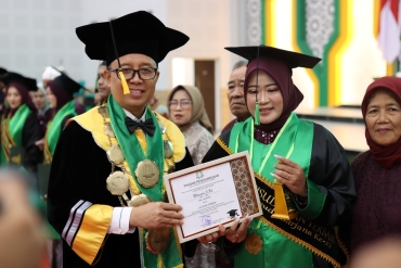 Raih IPK 3,98, Winasari Beri Sambutan Wisudawan di Wisuda Magister ke-25 dan Sarjana ke-53 UIN Gus Dur