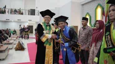 Menjadi Teladan: Wisudawan Terbaik UIN Gus Dur Pekalongan Bagikan Kisah Perjalanan Sukses