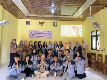 Mencari Keuntungan, Nyantai Namun Menghasilkan, KKN UIN Gus Dur Kenalkan Memanfaatkan Platform Sosial Media “TikTok” dengan Program Affiliate