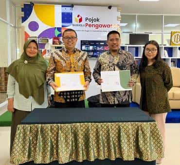 Rektor UIN Gus Dur Tandatangani Berita Acara Serah Terima Paket Booth Pojok Pengawasan dari Bawaslu