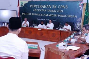 Serahkan SK CPNS Tahun 2021, Rektor Ingatkan Fungsi Utama ASN sebagai Pelayan Publik