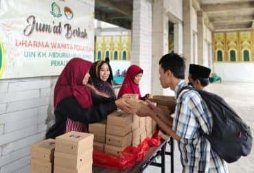 DWP UIN Gus Dur Gelar Kegiatan Jumat Berkah, Bagikan 200 Kotak Nasi