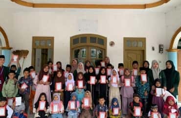 Kelompok 19 KKN Tematik 63 UIN Gus Dur Salurkan 50 Kitab Alala tentang Adab kepada TPQ Dusun Karanggondang, Desa Lebakbarang