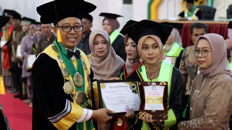Rektor Beri Beasiswa S2 Bagi Wisudawan Terbaik UIN Gus Dur